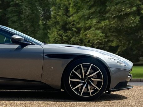 Aston Martin DB11 V12 13