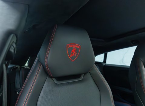 Lamborghini Urus 12
