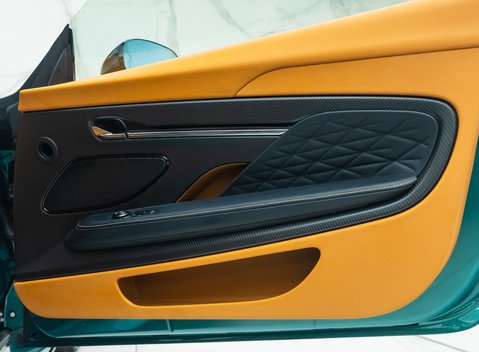 Aston Martin DB12 V8 22