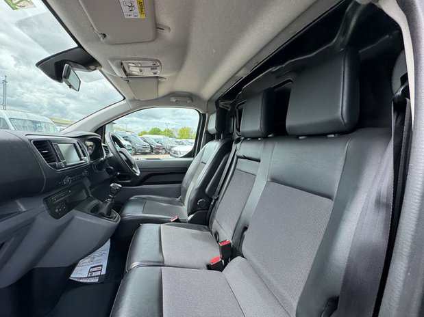 Vauxhall Vivaro LWB L2H1 [SOLD CM] Low Roof Sportive 2900 Air Con Sensors EURO 6 NO VAT 13