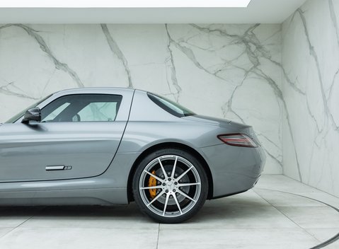 Mercedes-Benz SLS AMG 32
