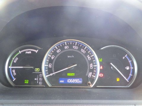 Toyota Esquire Hybrid 8
