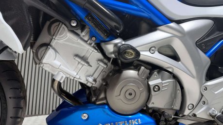 Suzuki Gladius 650 2010 ONLY 26K SV650 MOTOR MOT 08/27 SERVICED A2 650CC 40