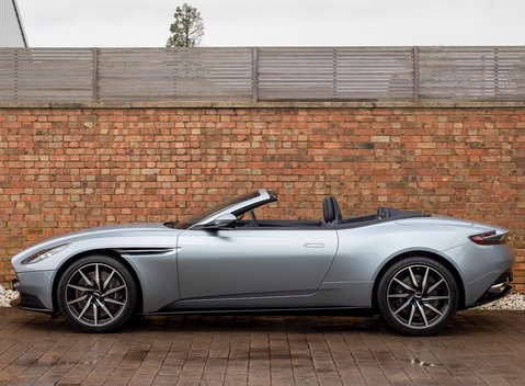Aston Martin DB11 Volante 2