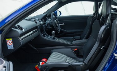 Porsche Cayman GT4 (718) 18