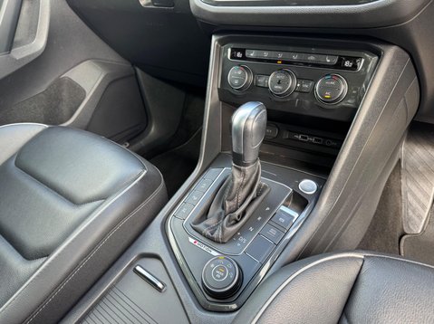 Volkswagen Tiguan R-LINE TECH TSI 4MOTION DSG 17