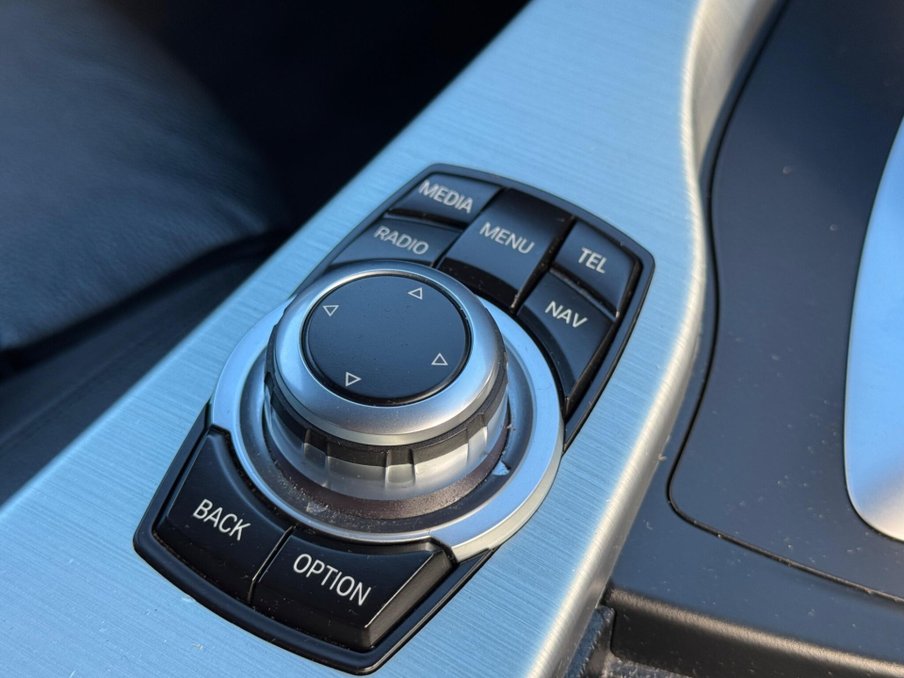 2015 BMW 3 Series — image 32