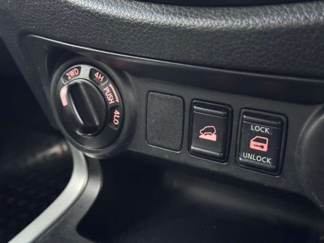 Nissan Navara 2.3 Navara Tekna dCi 4WD 5dr 33