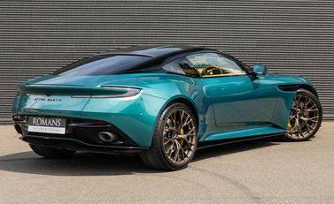 Aston Martin DB12 V8 4