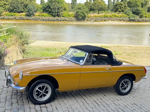 MG B ROADSTER 18