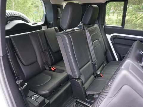 Land Rover Defender 2.0 SD4 SE Auto 4WD Euro 6 (s/s) 5dr 8