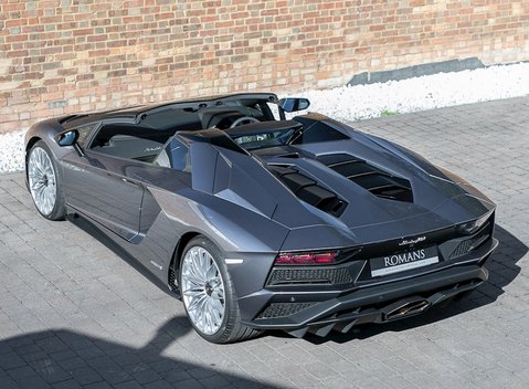 Lamborghini Aventador S LP740-4 Roadster 11