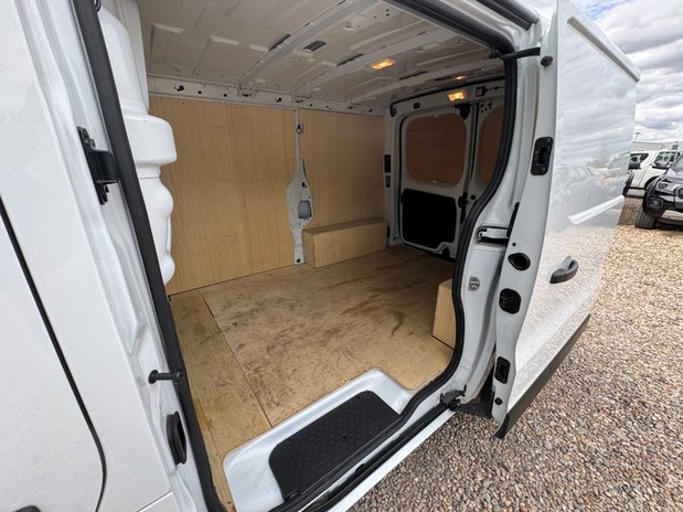 Renault Trafic SWB L1H1 [SOLD MM] Low Roof Advance LL31 Air Con Sensors EURO 6 8