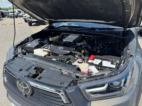 Toyota Hilux INVINCIBLE X 4WD D-4D DCB 15