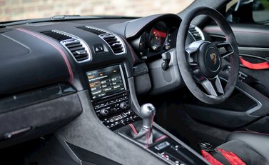 Porsche Cayman GT4 13