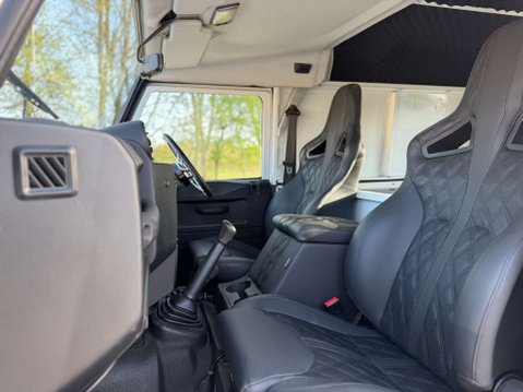 Land Rover Defender 2.2 Defender 90 Hard Top TD 4WD 5dr 30