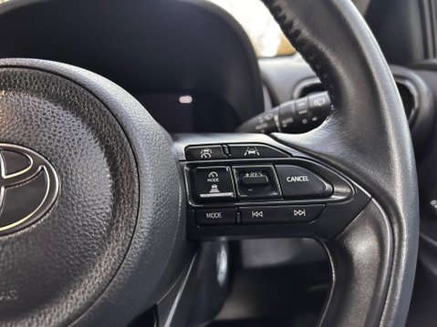 Toyota Yaris DESIGN FHEV 40