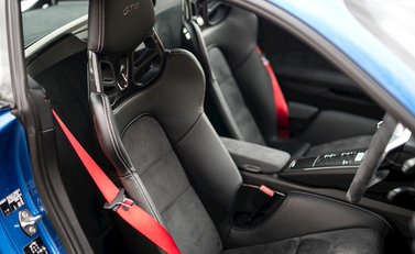 Porsche Cayman GT4 12