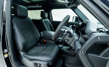 Land Rover Defender 90 V8 P525 Urban 11