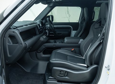 Land Rover Defender 90 V8 P525 URBAN 19