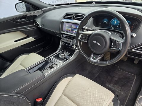 Jaguar XE R-SPORT INGENIUM AWD 13