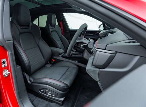 Porsche Macan GTS Electric 14