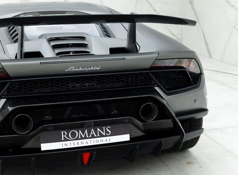 Lamborghini Huracan LP640-4 Performante 19