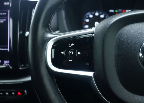 Volvo XC60 2.0 B5 MHEV R-Design SUV 5dr Petrol Hybrid Auto Euro 6 (s/s) (250 ps) 34