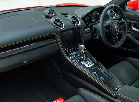 Porsche Cayman GT4 (718) 18