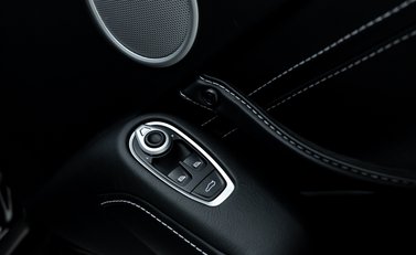 Aston Martin Vantage V8 31