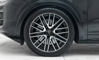 Porsche Cayenne TURBO E-HYBRID 34