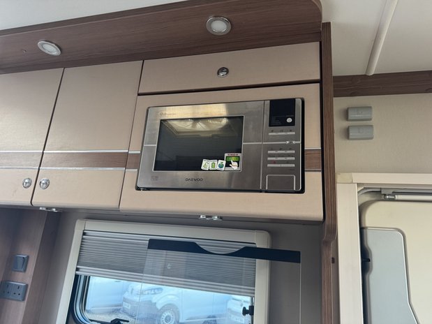 Elddis Majestic 254 2 Belt|4 Berth|Transverse Island Bed|Kitchen|Bathroom|Large Fridge Freezer 14