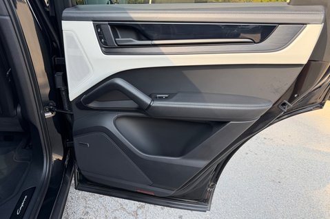 Porsche Cayenne V6 E-HYBRID BLACK EDITION -MATRIX LEDS -360 CAMS -WHITE LEATHER INTERIOR 42