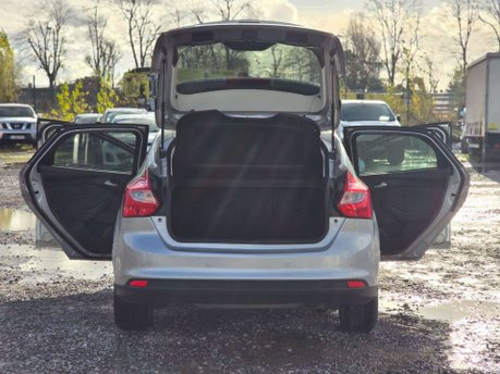 Ford Focus 1.6 Zetec Navigator Hatchback 5dr Petrol Powershift Euro 5 (125 ps) 35