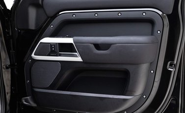 Land Rover Defender SE 17