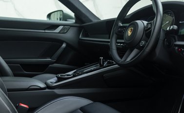 Porsche 911 Carrera S (992) 13