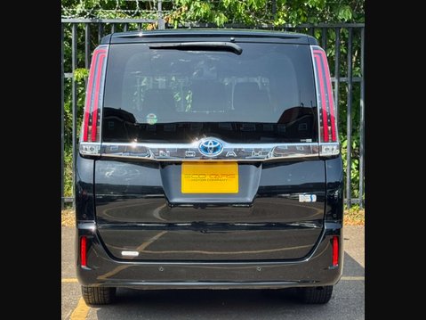 Toyota Noah Hybrid G 5