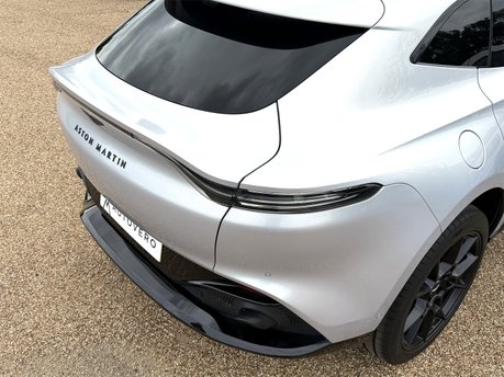 Aston Martin DBX V8 23
