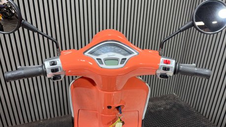Piaggio Vespa Primavera 2018 ONLY 13K LONG MOT GREAT COLOUR SCHEME 125CC SCOOTER 26