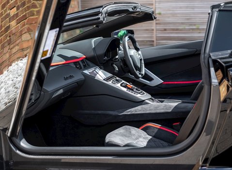 Lamborghini Aventador S LP740-4 Roadster 17