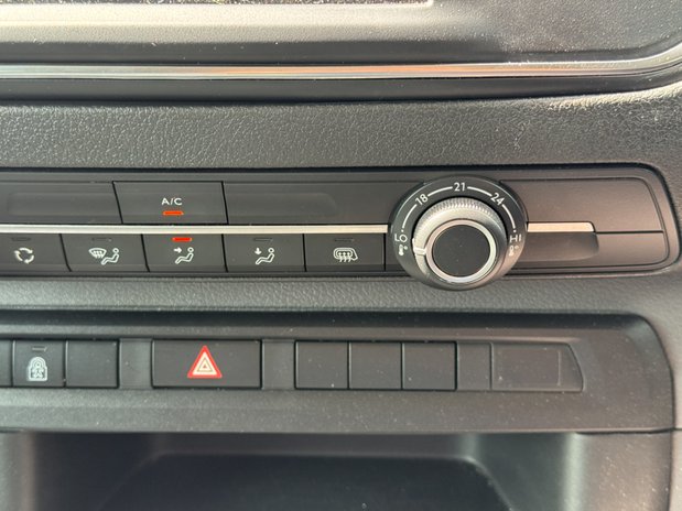 Vauxhall Vivaro Crew Cab AUTO LWB L2H1 Low Roof 3100 Elite Air Con Alloys Sensors Cam Nav E 38