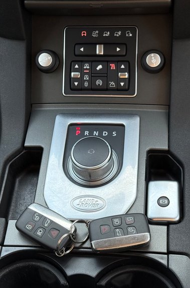 Land Rover Discovery SDV6 SE TECH - ULEZ COMPLIANT -FULL LR SERVICE HISTORY - 9 SERVICES -TOWBAR 