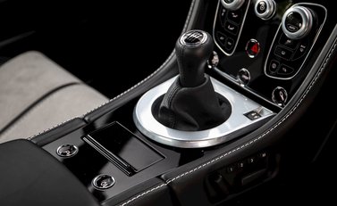 Aston Martin V12 Vantage S 16