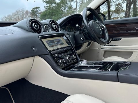 Jaguar XJ 3.0d V6 Portfolio Saloon 4dr Diesel Auto Euro 6 (s/s) (300 ps) 31