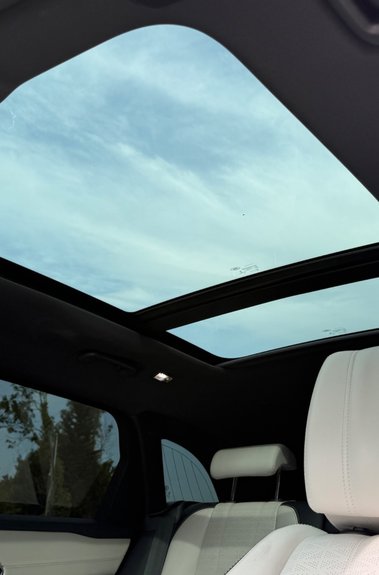 Land Rover Range Rover Velar R-DYNAMIC HSE - ALL BLACK - SLIDING PAN ROOF -2 OWNERS - SERVICE HISTORY 