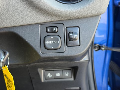 Toyota Yaris VVT-I ICON 17