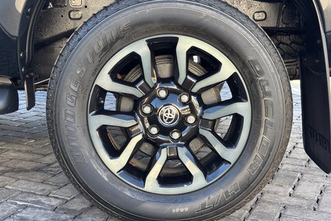 Toyota Hilux Invincible X 4WD 2.8 D-4D Double Cab Pickup - Hardtop Canopy 36
