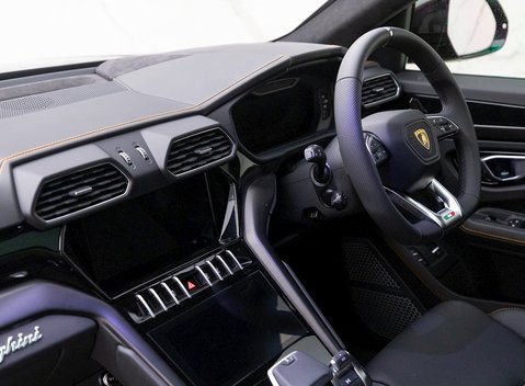 Lamborghini Urus 16