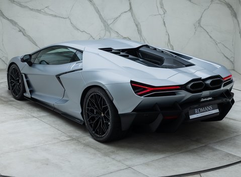 Lamborghini Revuelto 14