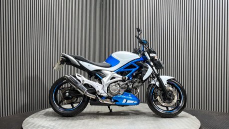 Suzuki Gladius 650 2010 ONLY 26K SV650 MOTOR MOT 08/27 SERVICED A2 650CC 1